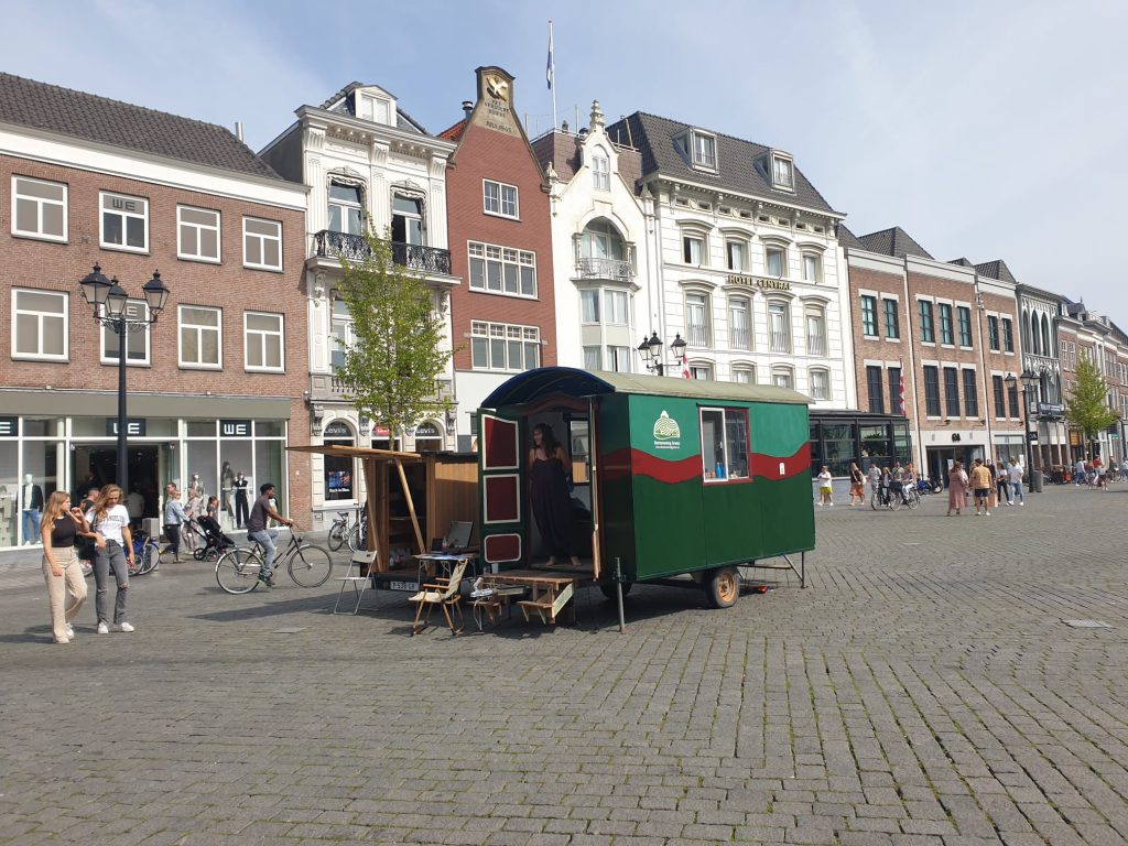 Foto van bestemming groen op de grote markt in Den Bosch waar we praten over bewustwording en samenwerking.