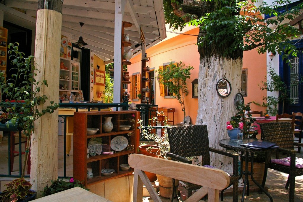 Een charmant theehuis in Griekenland, waar bezoekers samenkomen om te genieten van heerlijke drankjes, met elkaar te praten en de lokale cultuur te ervaren. Dit idyllische plekje opent de deuren naar warme gesprekken en nieuwe vriendschappen.